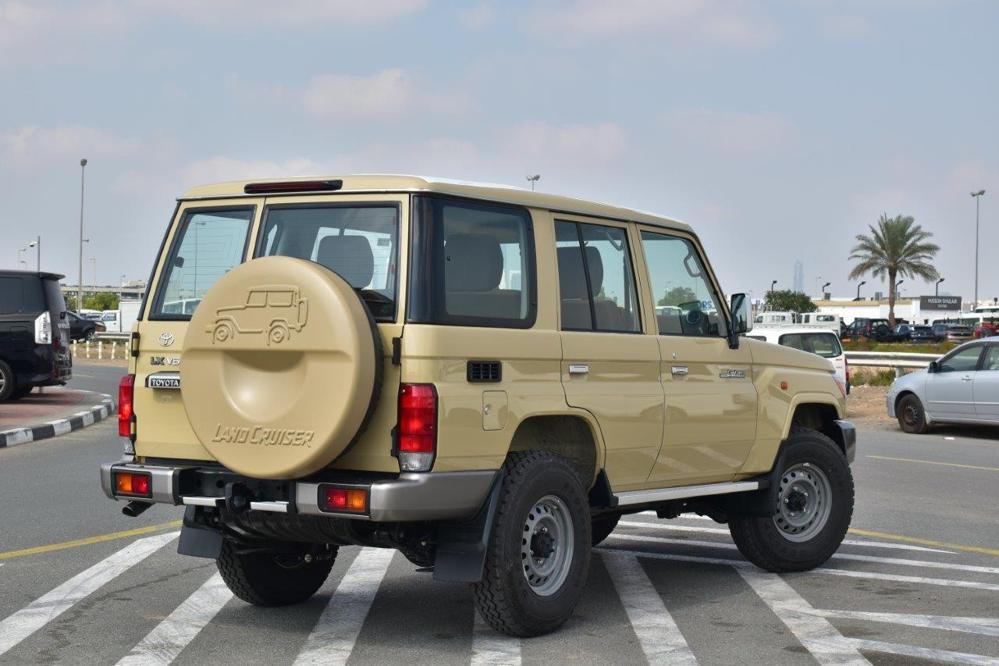 2023款丰田兰德酷路泽LC76 4.0黄色