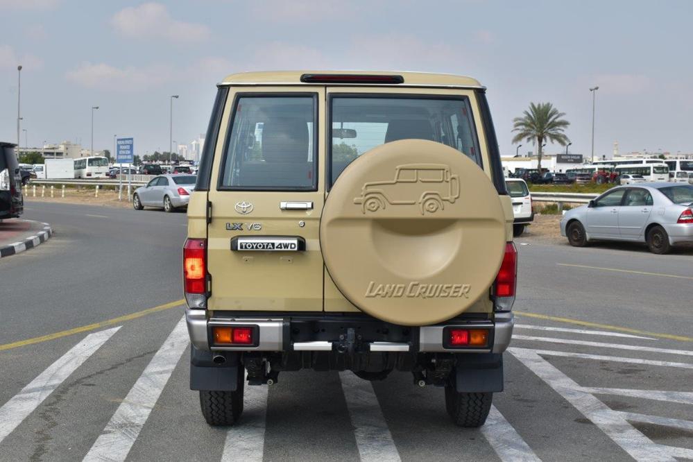 2023款丰田兰德酷路泽LC76 4.0黄色