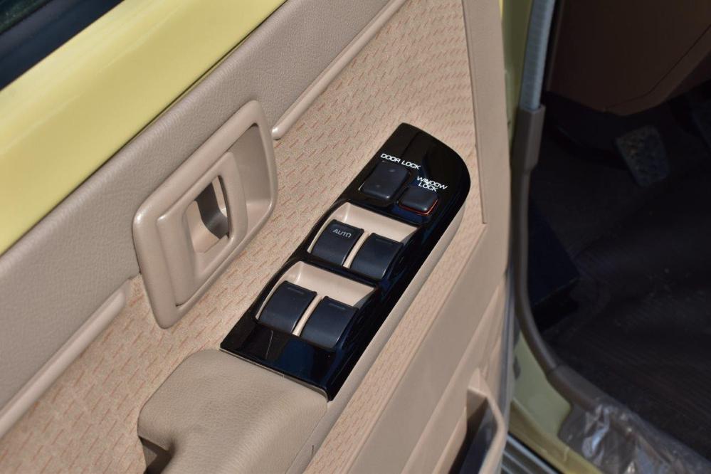 2023款丰田兰德酷路泽LC76 4.0黄色