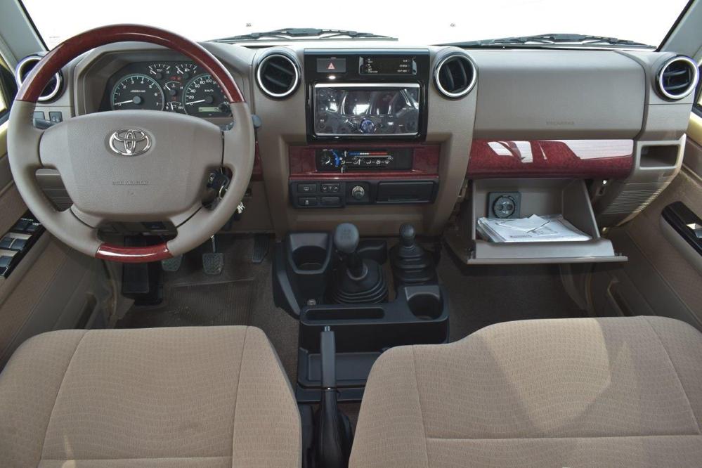 2023款丰田兰德酷路泽LC76 4.0黄色