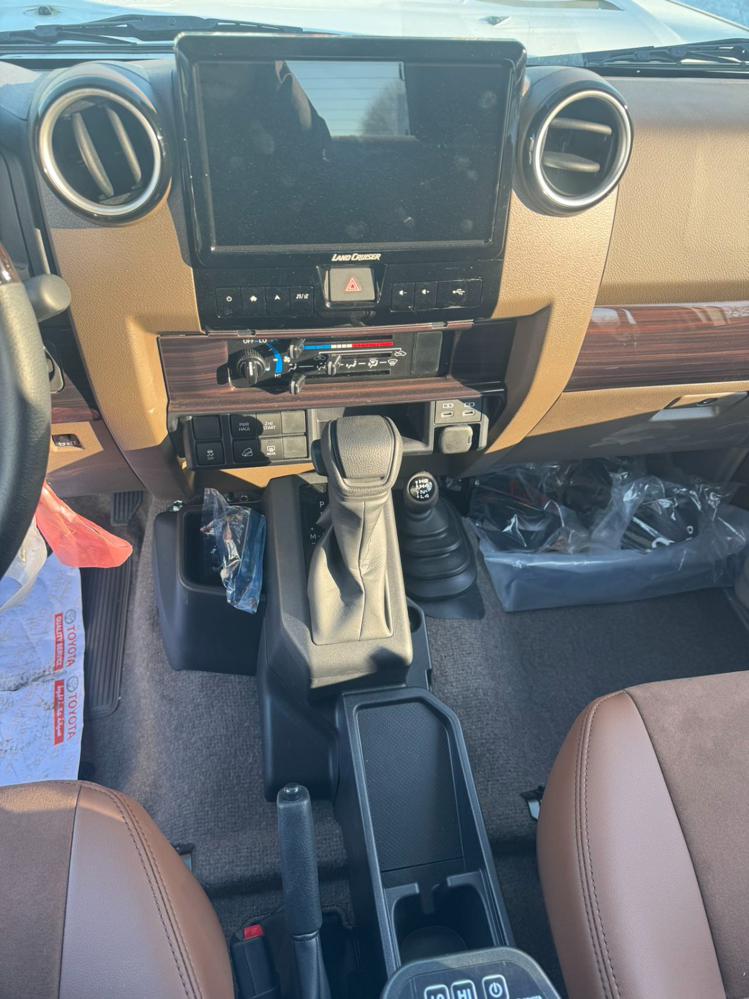 2024款丰田LC76 4.0L 自动