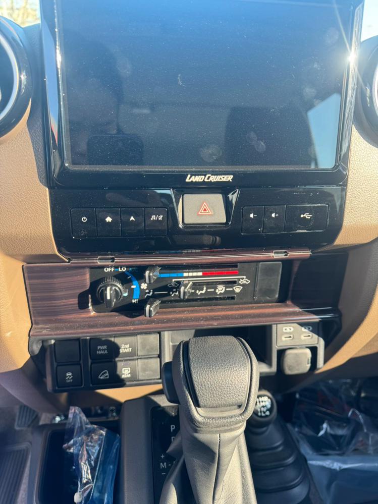 2024款丰田LC76 4.0L 自动