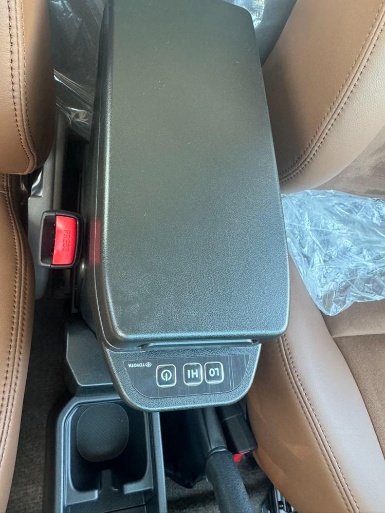 2024款丰田LC76 4.0L 自动