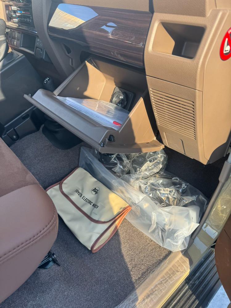 2024款丰田LC76 4.0L 自动