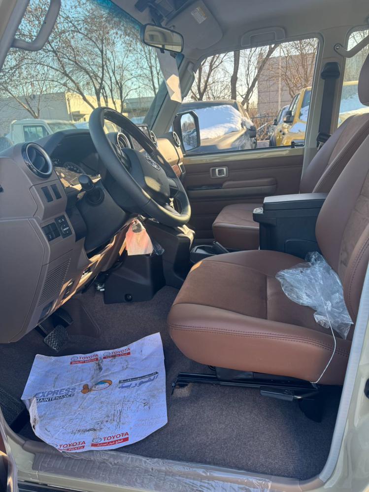 2024款丰田LC76 4.0L 自动