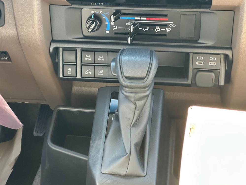 2024款丰田LC76 4.0L 自动