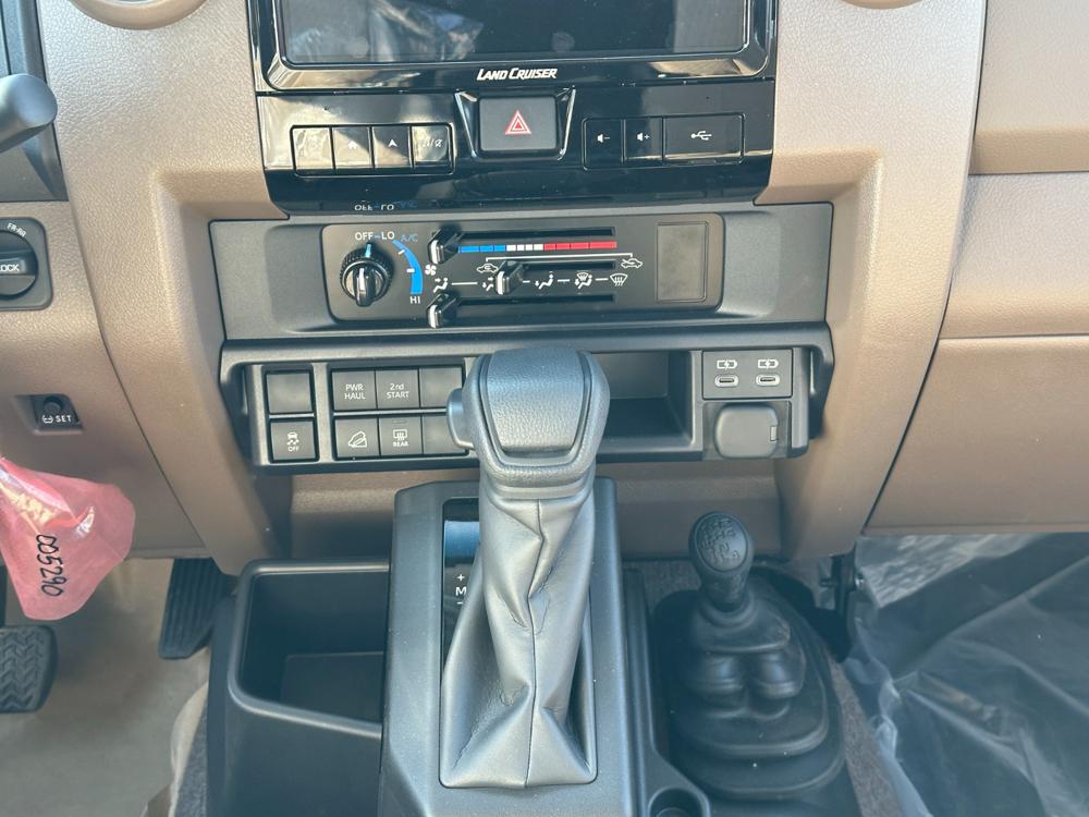 2024款丰田LC76 4.0L 自动