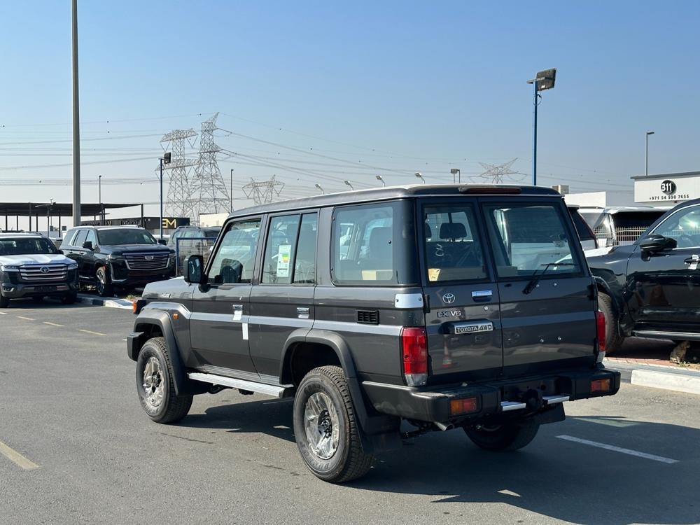 2024款丰田LC76 4.0L 自动