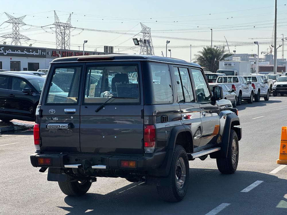 2024款丰田LC76 4.0L 自动