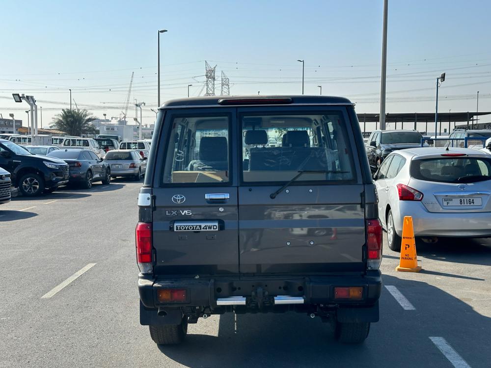 2024款丰田LC76 4.0L 自动