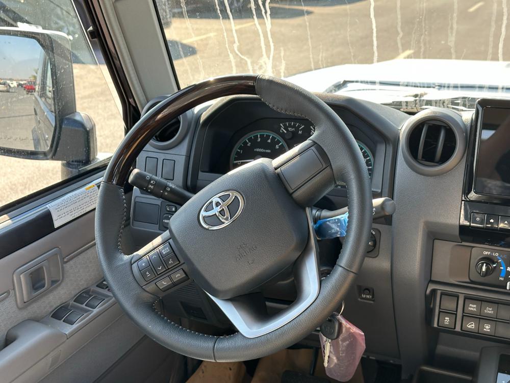 2024款丰田LC76 4.0L 自动