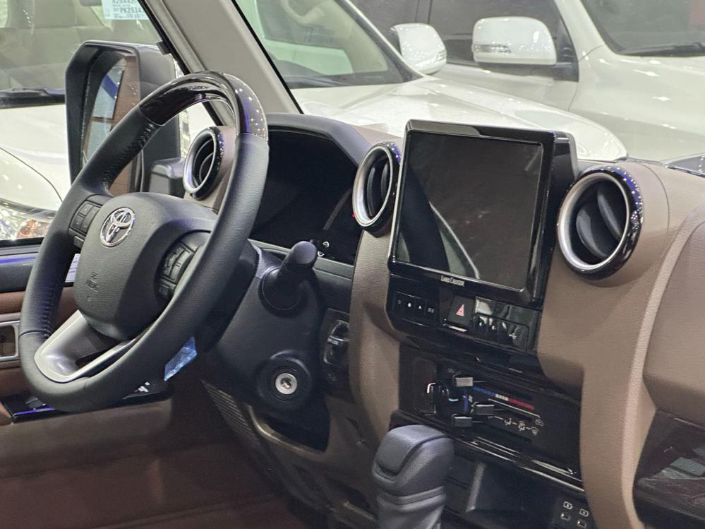 2024款丰田LC76 4.0L 自动