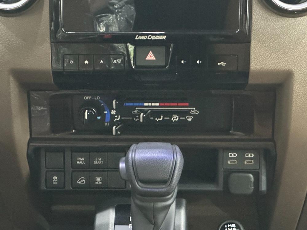 2024款丰田LC76 4.0L 自动