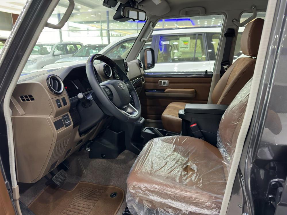 2024款丰田LC76 4.0L 自动