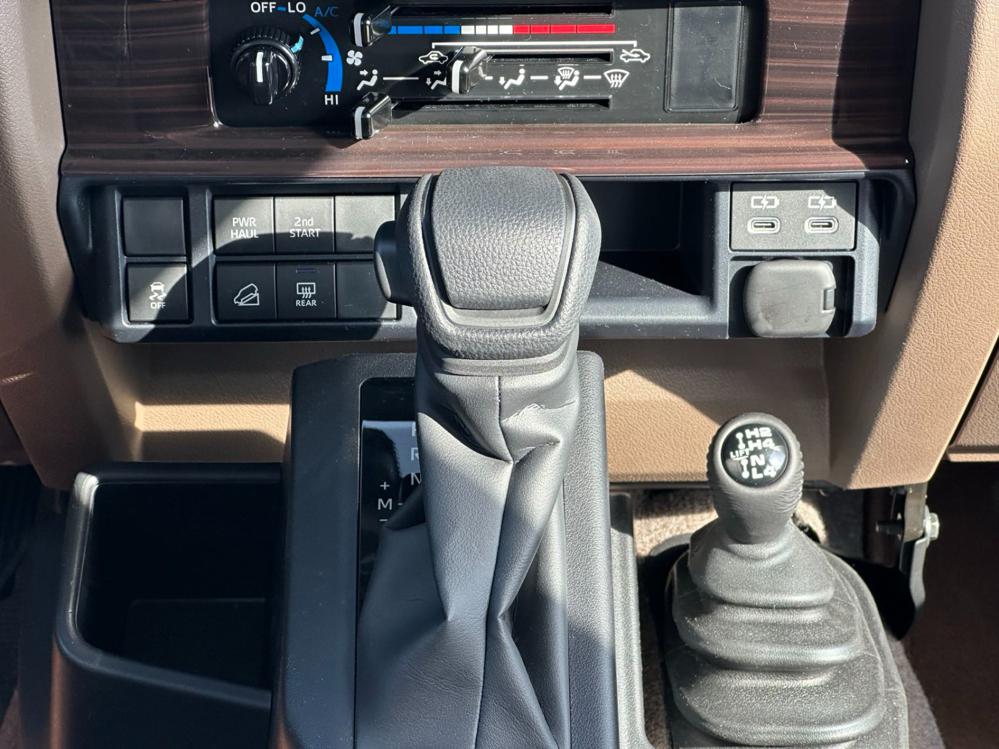 2024款丰田LC76 4.0L 自动