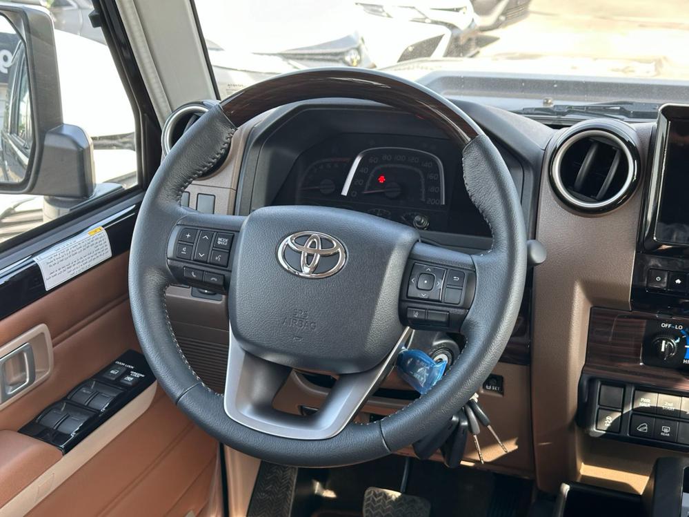 2024款丰田LC76 4.0L 自动