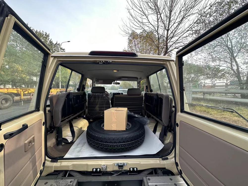 2023款丰田LC71 运兵版