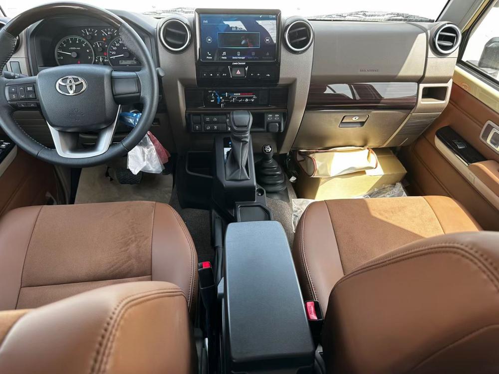 2024款丰田LC76 4.0 自动挡