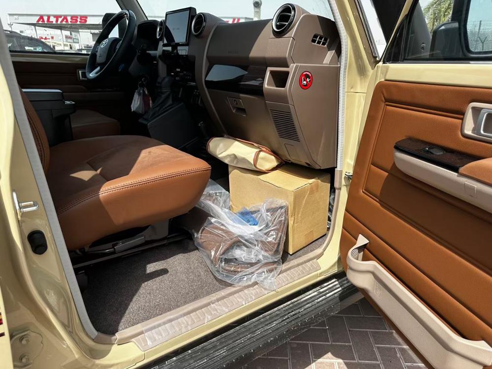 2024款丰田LC76 4.0 自动挡