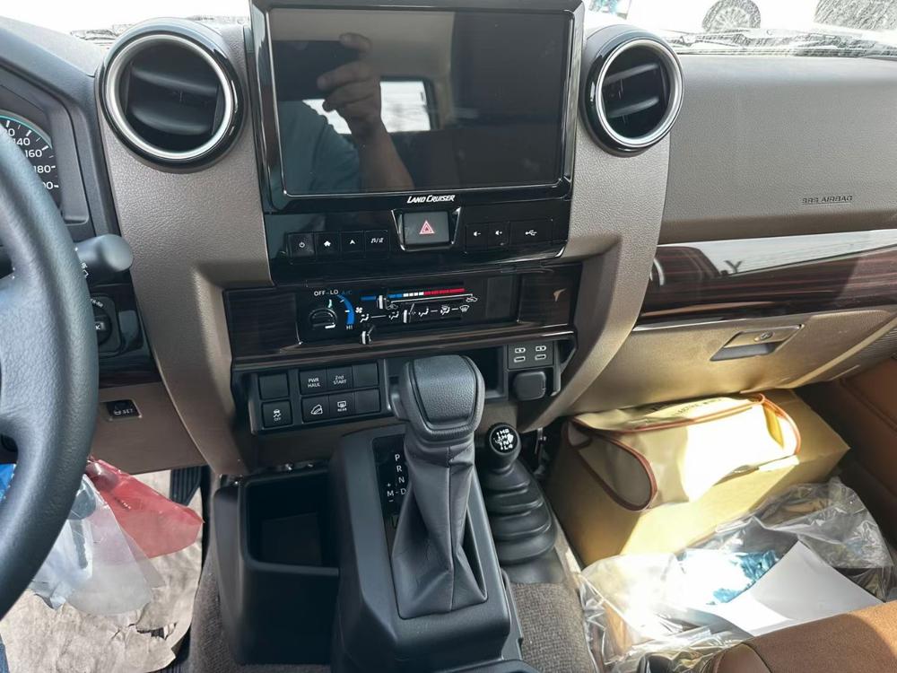 2024款丰田LC76 4.0 自动挡