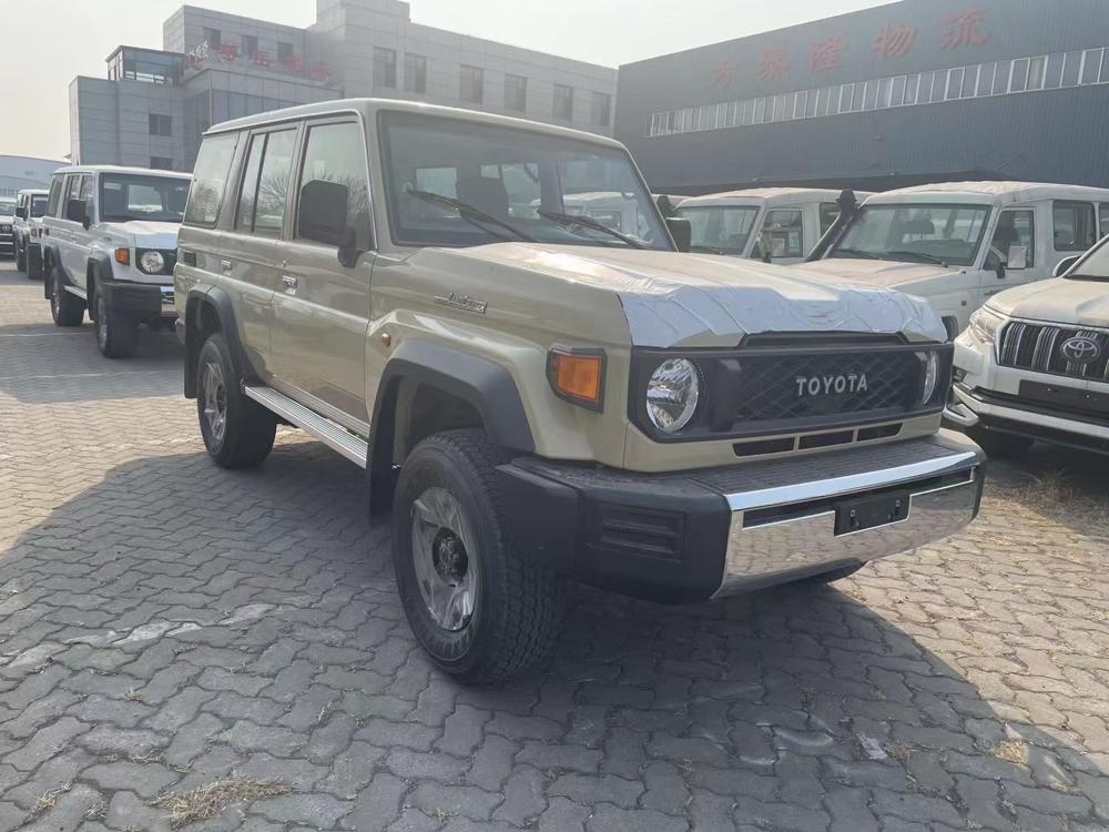 2024款丰田LC76 4.0 自动挡