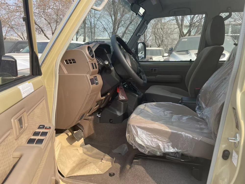 2024款丰田LC76 4.0 自动挡