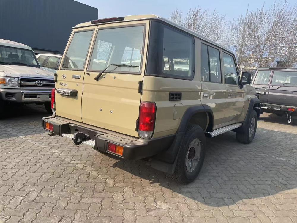 2024款丰田LC76 4.0 自动挡