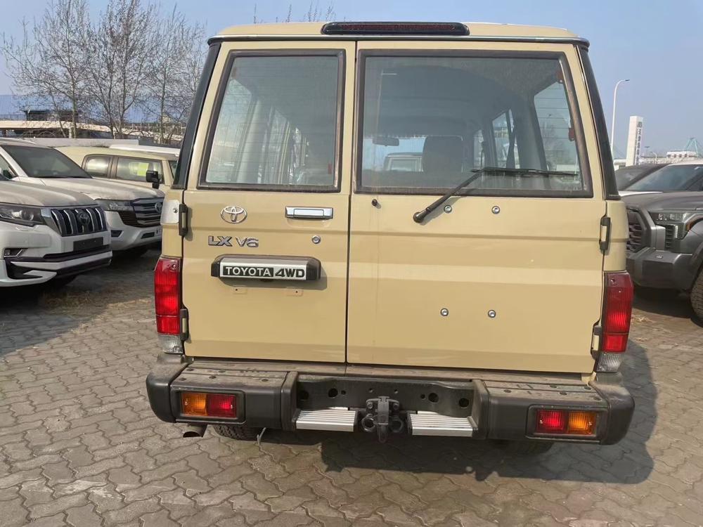 2024款丰田LC76 4.0 自动挡