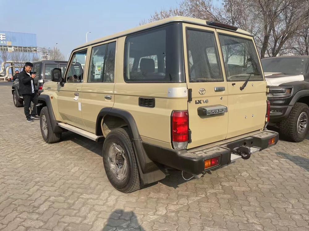 2024款丰田LC76 4.0 自动挡