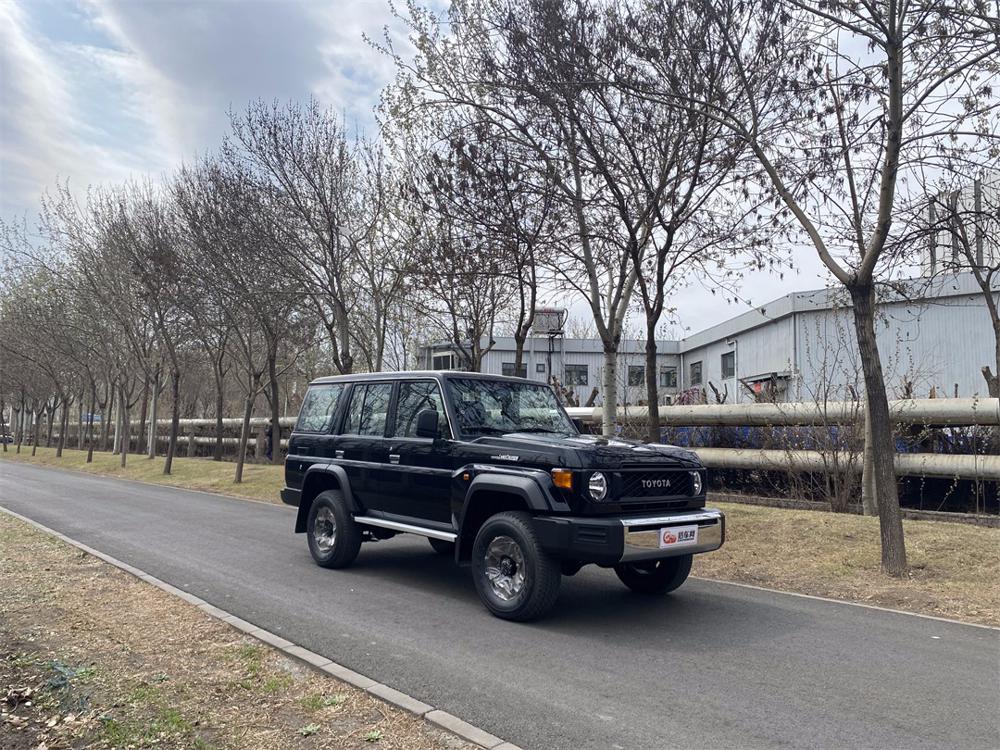 2024款丰田LC76 4.0 自动挡