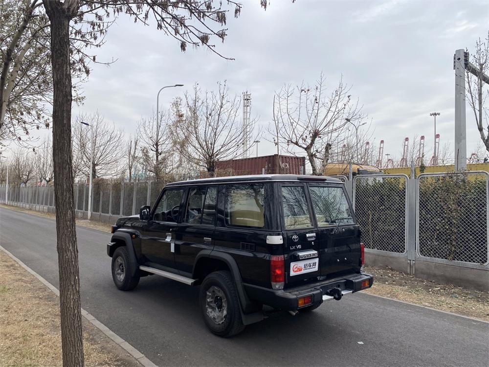 2024款丰田LC76 4.0 自动挡