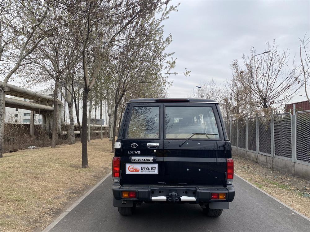 2024款丰田LC76 4.0 自动挡