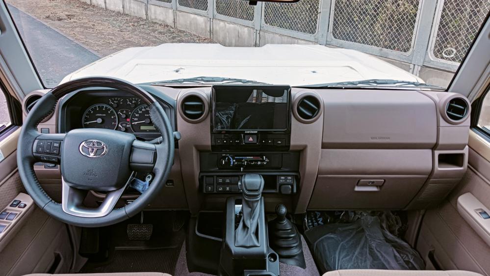 2024款丰田LC76 4.0 自动挡