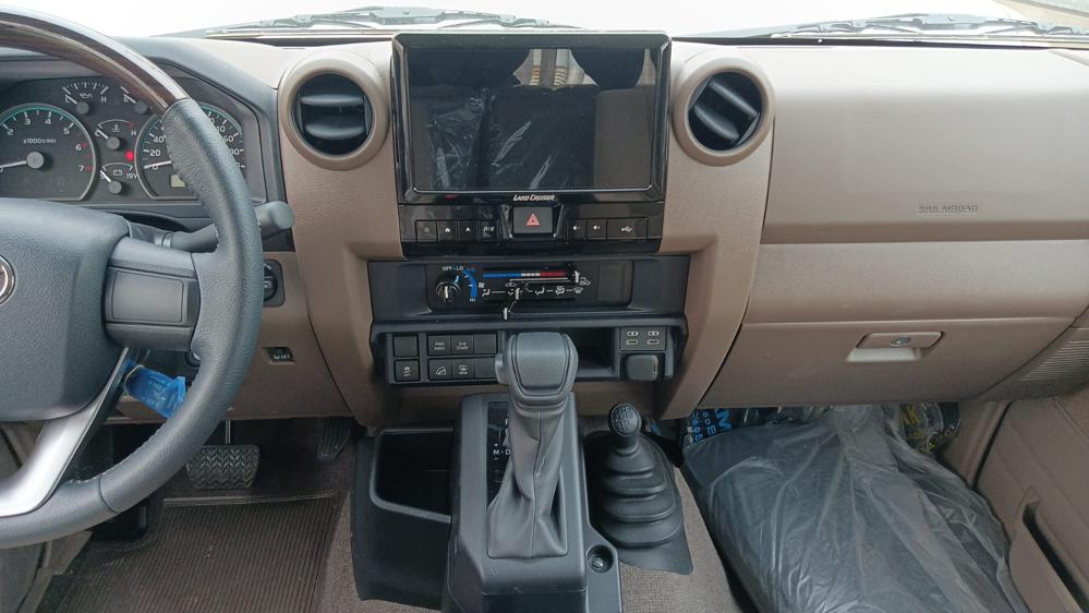 2024款丰田LC76 4.0 自动挡