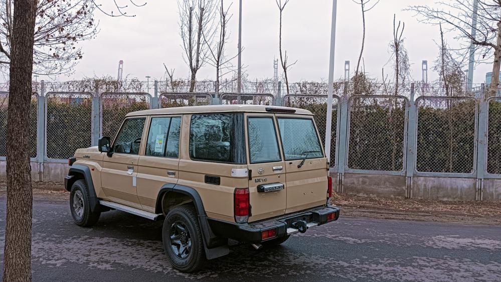 2024款丰田LC76 4.0 自动挡