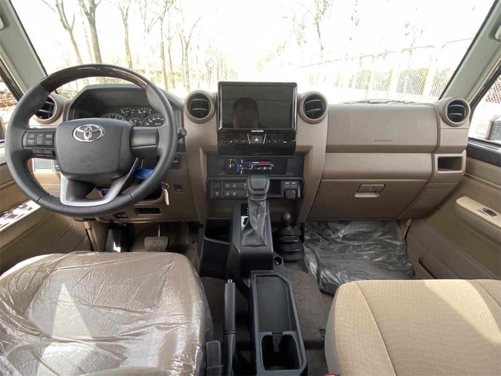 2024款丰田LC76 4.0 自动挡