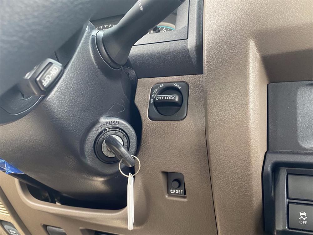 2024款丰田LC76 4.0 自动挡