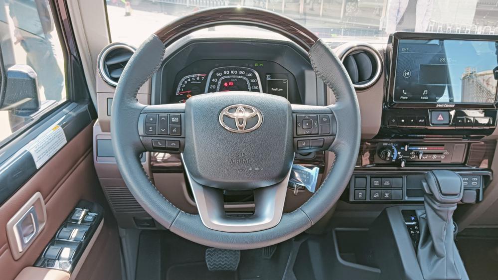 2024款丰田LC76 4.0 自动挡