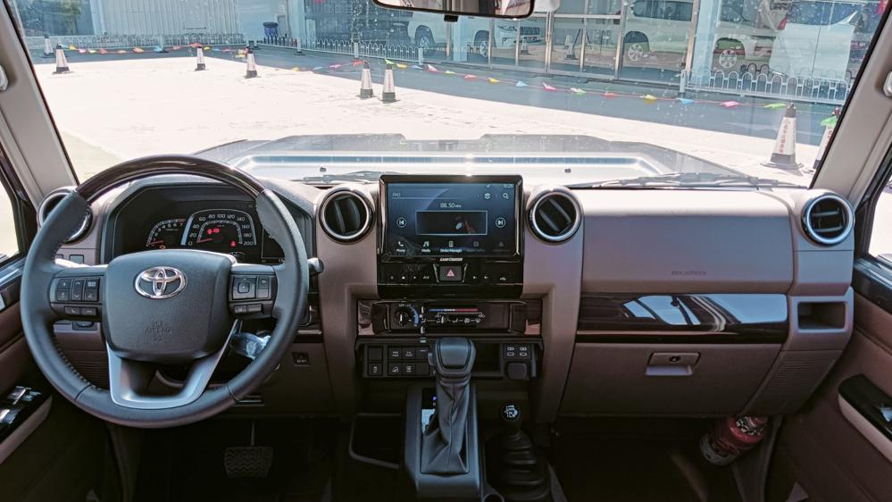 2024款丰田LC76 4.0 自动挡