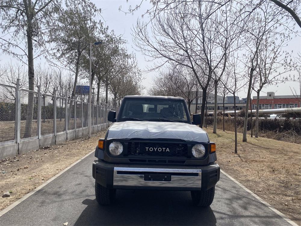 2024款丰田LC76 4.0 自动挡