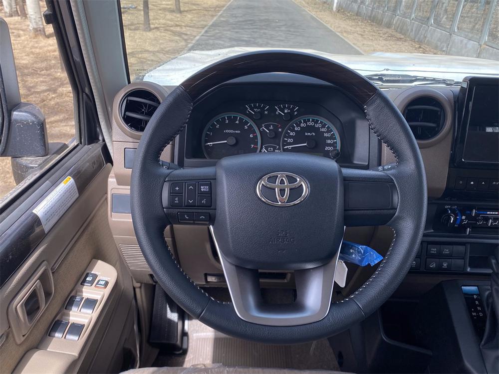 2024款丰田LC76 4.0 自动挡