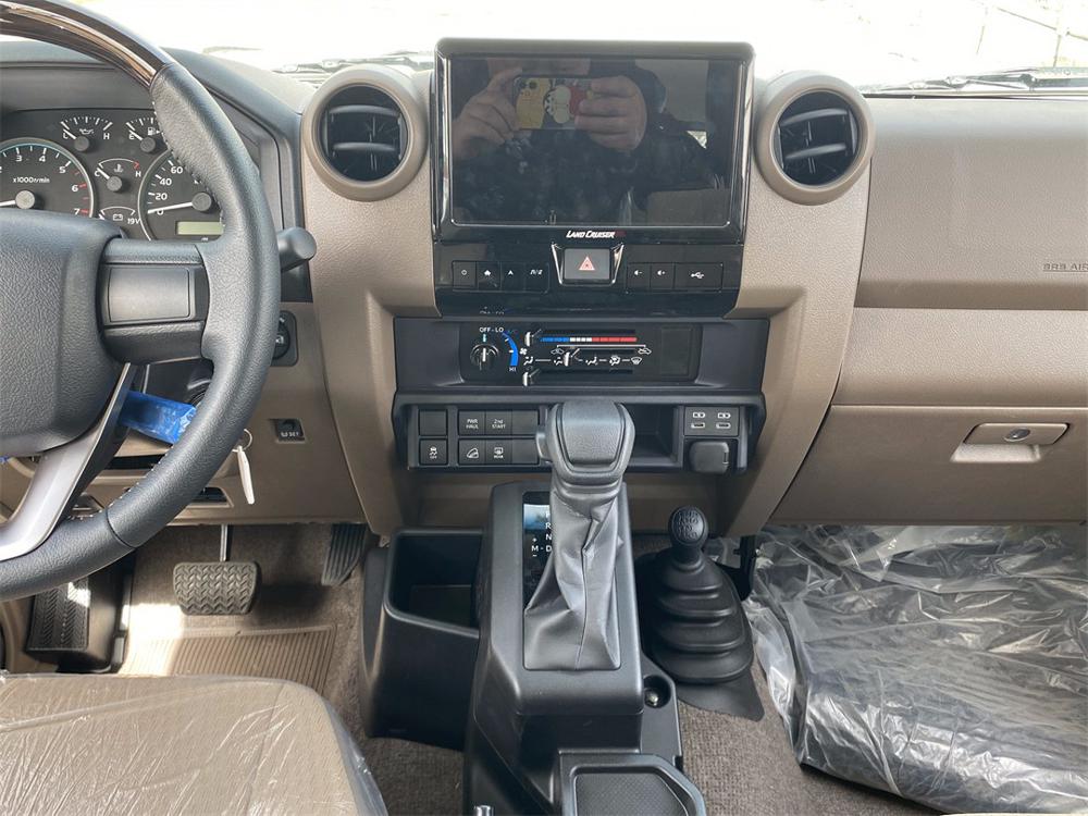 2024款丰田LC76 4.0 自动挡
