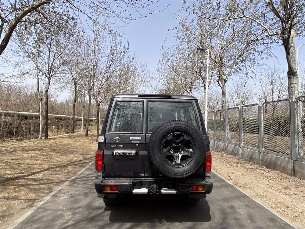 2024款丰田LC76 4.0 自动挡