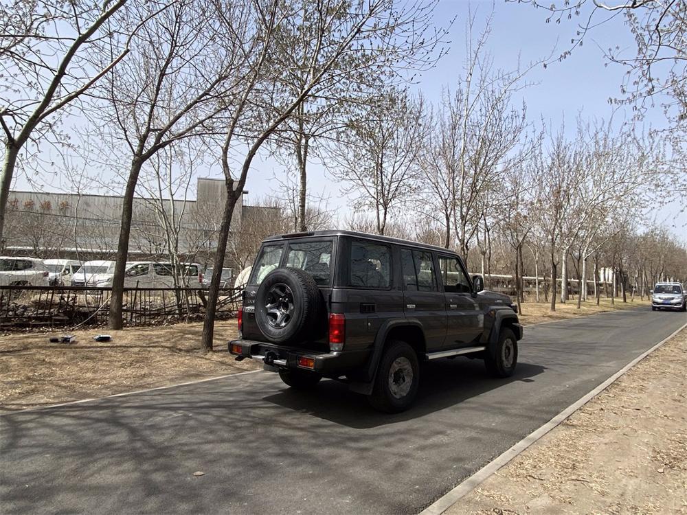 2024款丰田LC76 4.0 自动挡