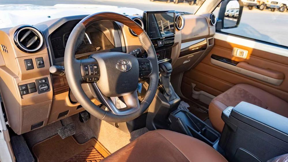 2024款丰田LC76 2.8T 自动挡