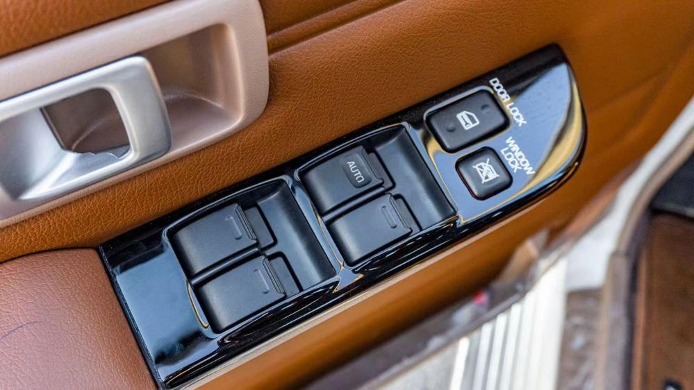 2024款丰田LC76 2.8T 自动挡