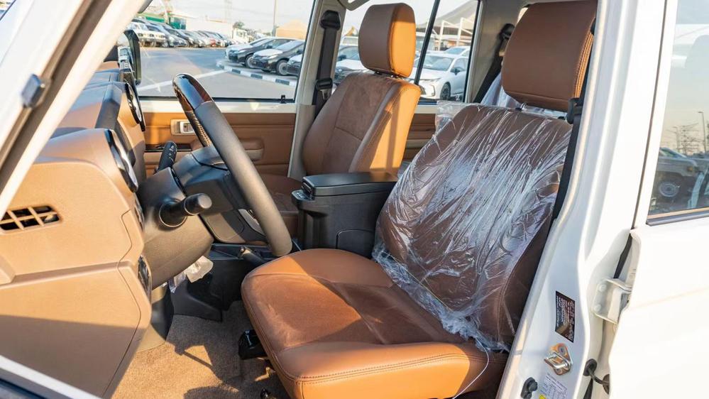 2024款丰田LC76 2.8T 自动挡