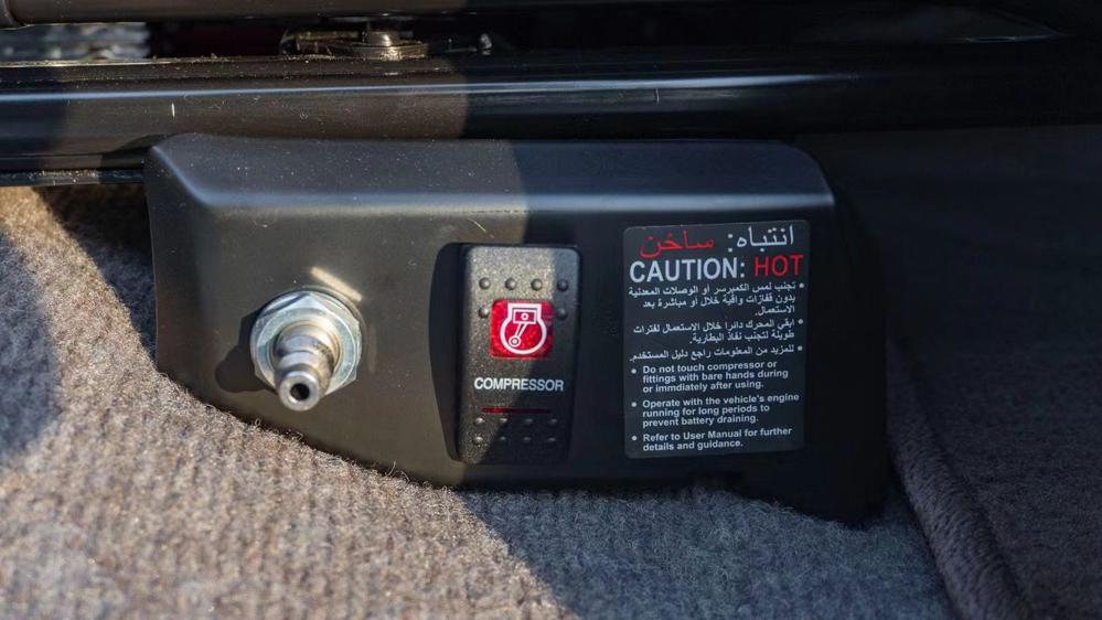 2024款丰田LC76 2.8T 自动挡