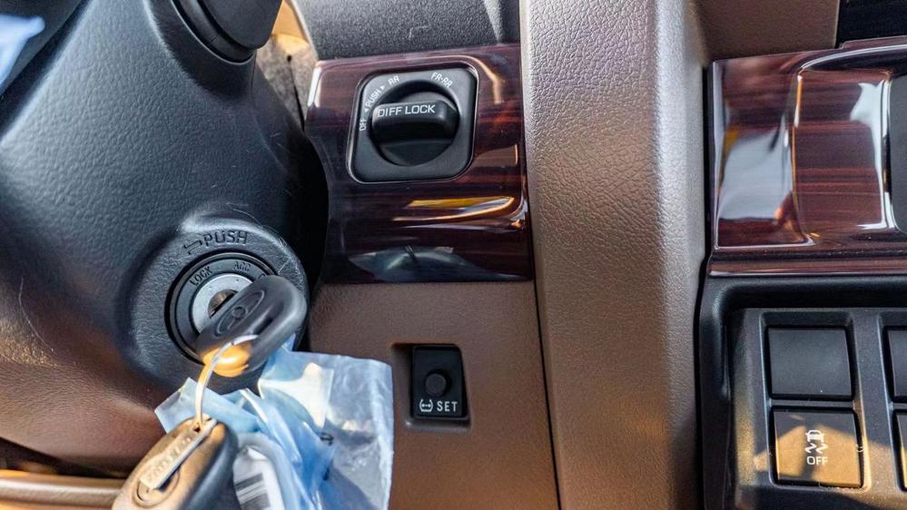 2024款丰田LC76 2.8T 自动挡