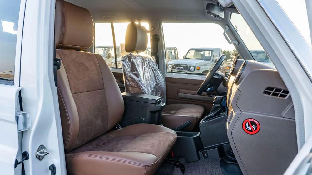 2024款丰田LC76 2.8T 自动挡